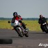 Trening motocyklowy w Ulezu - Szkolenie motocyklistow Lotnisko Ulez grupa poczatkujaca