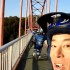 Szalony japonczyk i wheelie na skuterze - Japonczyk na skuterze wheelie
