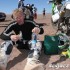 Rajd Dakar 2011 pierwszy na chilijskich pustyniach - Pal Anders Ullevalster posilek przed startem