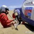Rajd Dakar 2011 znakomity wystep Lukasza Laskawca - odkopywanie samochodu na pustyni rajd Dakar
