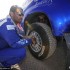 Dakar na polmetku - Nasser Al-Attiyah sprawdza cisnienie w kolach