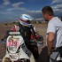 Dakar na polmetku - Sonik Rafal rozmawia z motocyklista