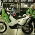 Dakar na polmetku - zawodnik przygotowuje motocykl do odbioru technicznego dakar 2010