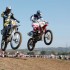 I Zawody Motocrossowe w Tarnowie wyniki - dwoch zawodnikow w powietrzu