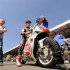 Scott Redding jezdzi na Suzuki RGV500 - koce na oponach