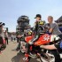 Scott Redding jezdzi na Suzuki RGV500 - w paddocku