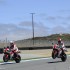 Konflikt pokolen w MotoGP jubileuszowy film Yamahy - Kenny Roberts i Eddie Lawson na torze Yamaha R1