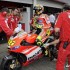 MotoGP Pedrosa wygrywa chaotyczny wyscig - Rossi box