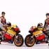MotoGP prezentacja Hondy przed pierwszymi testami - dwa motocykle kierowcy
