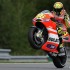 MotoGP w Czechach 2011 - zdjecia z XI rundy - rossi wheelie brno