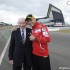 Rossi na drogowym Ducati po Silverstone - Rossi i John Surtees