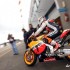 Siodma runda MotoGP 2011 amerykanski sen w Assen - honda box wyjazd z boksu