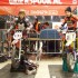 Mistrzostwa Holandii w supercrossie klasy 50cc z udzialem Polakow - zawodnicy w gotowosci