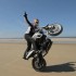 Chris Pfeiffer i stunt na piasku - Chris na plazy
