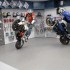 Ciasne cztery sciany stunt w sklepie motocyklowym - stunt w sklepie