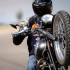 Ernie Vigil i zabawa z Triumphem Scramblerem - wheelie Scrambler