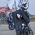 Kamasutra on wheelie czyli wybuchowa mieszanka stylow we Francji - stunt trening na parkingu Pfeiffer Razerback