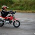 Piotrus stunt i motocykle w szkole - Piotrus pokazy stuntu dla jego klasy (6)