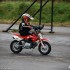 Piotrus stunt i motocykle w szkole - Piotrus pokazy stuntu dla jego klasy (7)