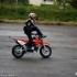 Piotrus stunt i motocykle w szkole - Piotrus pokazy stuntu dla jego klasy (8)