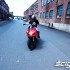 Stunt motocyklowy z amputowana reka Chris Dellarocco - kolka bez jednej reki na moto