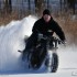 Stunt na lodzie - Beku drifty motocyklem w sniegu