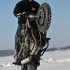 Stunt na lodzie - Beku kreci cyrkle na zamarznietym jeziorze