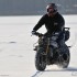 Stunt na lodzie - Jazda motocyklem po zamarznietym jeziorze Beku