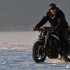 Stunt na lodzie - Simspon motocyklem po lodzie