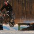 Stunt na lodzie - Skok motocyklem z pomostu na lod