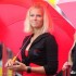 Wyscigowe Mistrzostwa Polski w Moscie relacja - blondynka z parasolem