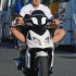 Wyscigi Superbike w Brnie uczta dla zmyslow - Leon Haslam jazda skuterem