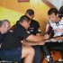 Wyscigi Superbike w Brnie uczta dla zmyslow - Sylvain Guintoli z mechanikami