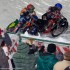 Jak rozgrzac zmarznietych kibicow na Ice Racing - kibice fotografuja ice racing cup sanok 2010b mg 0127