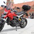 Ducati Hyperstrada turystyka rozrywkowa - na placu zamkowym Ducati Hyperstrada