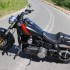 Harley Davidson Fat Bob kawal porecznego motocykla - od lewej HD FatBob Scigacz pl