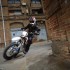 KTM Freeride E SM elektryczne supermoto bez prawa jazdy - motocykl elektryczny ktm bokiem