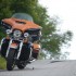 Maly czlowiek na bardzo duzym motocyklu Harley Davidson Ultra Limited Low - asfaltowa droga ultra limited low