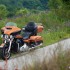 Maly czlowiek na bardzo duzym motocyklu Harley Davidson Ultra Limited Low - bok ultra limited low