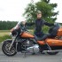 Maly czlowiek na bardzo duzym motocyklu Harley Davidson Ultra Limited Low - duzy motocykl maly kierowca