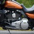 Maly czlowiek na bardzo duzym motocyklu Harley Davidson Ultra Limited Low - h d electra 2015 twin cam