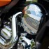 Maly czlowiek na bardzo duzym motocyklu Harley Davidson Ultra Limited Low - h d electra 2015 twin cam 103