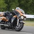 Maly czlowiek na bardzo duzym motocyklu Harley Davidson Ultra Limited Low - harley ultra limited karing