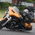 Maly czlowiek na bardzo duzym motocyklu Harley Davidson Ultra Limited Low - harley ultra limited w zlozeniu