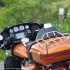 Maly czlowiek na bardzo duzym motocyklu Harley Davidson Ultra Limited Low - kufer ultra limited low