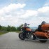 Maly czlowiek na bardzo duzym motocyklu Harley Davidson Ultra Limited Low - od tylu ultra limited 2015