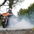 Maly czlowiek na bardzo duzym motocyklu Harley Davidson Ultra Limited Low - palenie gumy ultra limited 2015