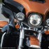 Maly czlowiek na bardzo duzym motocyklu Harley Davidson Ultra Limited Low - swiatla ultra limited low