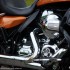 Maly czlowiek na bardzo duzym motocyklu Harley Davidson Ultra Limited Low - twin cam 103 ultra limited low