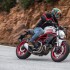 Ducati Monster 797 wloski przepis na motocykl dla poczatkujacych - bialy monster czerwone felgi